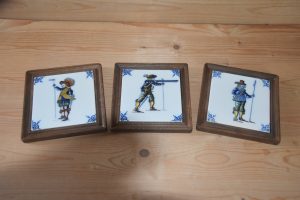 DSC_0646.JPG Drie tegeltjes met historische figuren