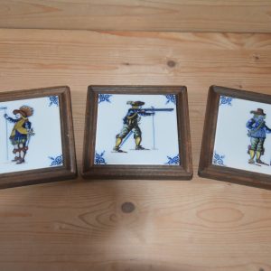 DSC_0646.JPG Drie tegeltjes met historische figuren