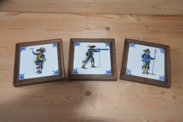 DSC_0646.JPG Drie tegeltjes met historische figuren