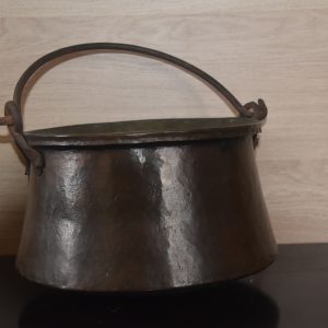 Hoog 19.JPG Oude metalen ketel / kookpot