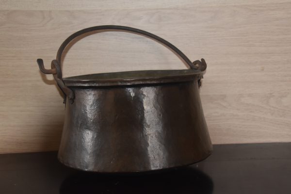 Hoog 19.JPG Oude metalen ketel / kookpot