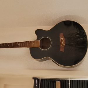 Geplaatst via plaatsformulier Ibanez12 snarige gitaar